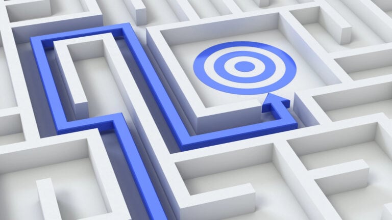 A blue arrow in the middle of a maze.
