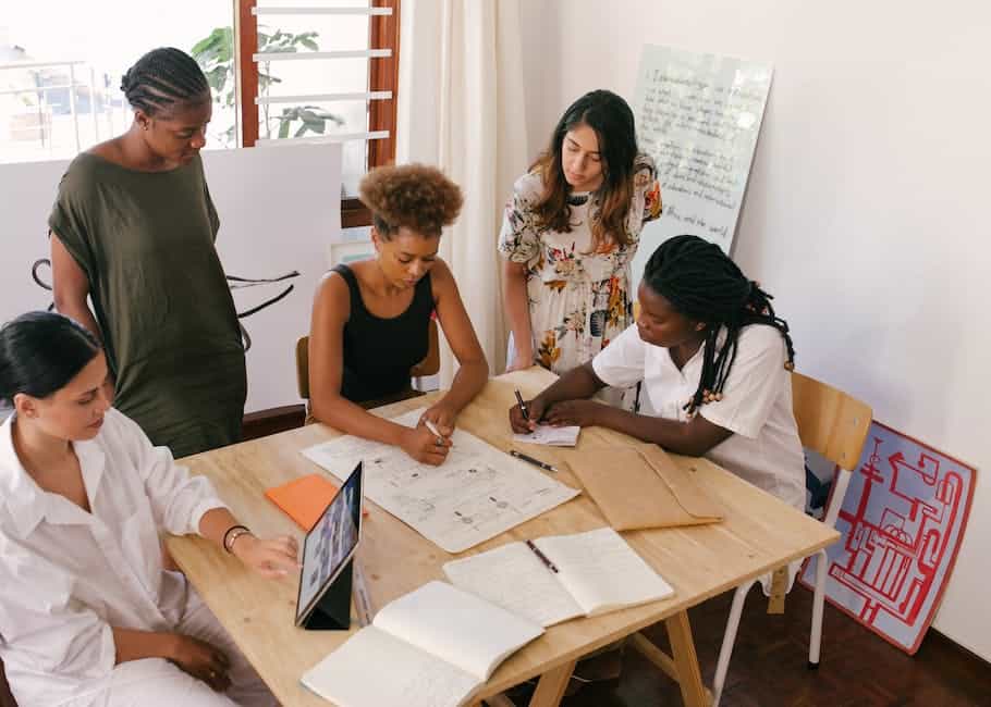 Image illustrating the concept of defining employee engagement in change management, with employees collaborating and promoting teamwork.