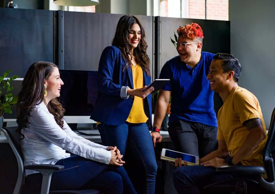 Image depicting the importance of communication in organizational change, showing a group of people discussing and exchanging ideas.